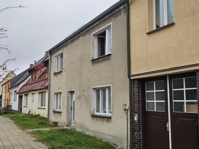 Straßenansicht der Häuserzeile mit dem Reihenmittelhaus in Ribnitz-Damgarten, OT Damgarten (18311) – Referenzobjekt 5615.
