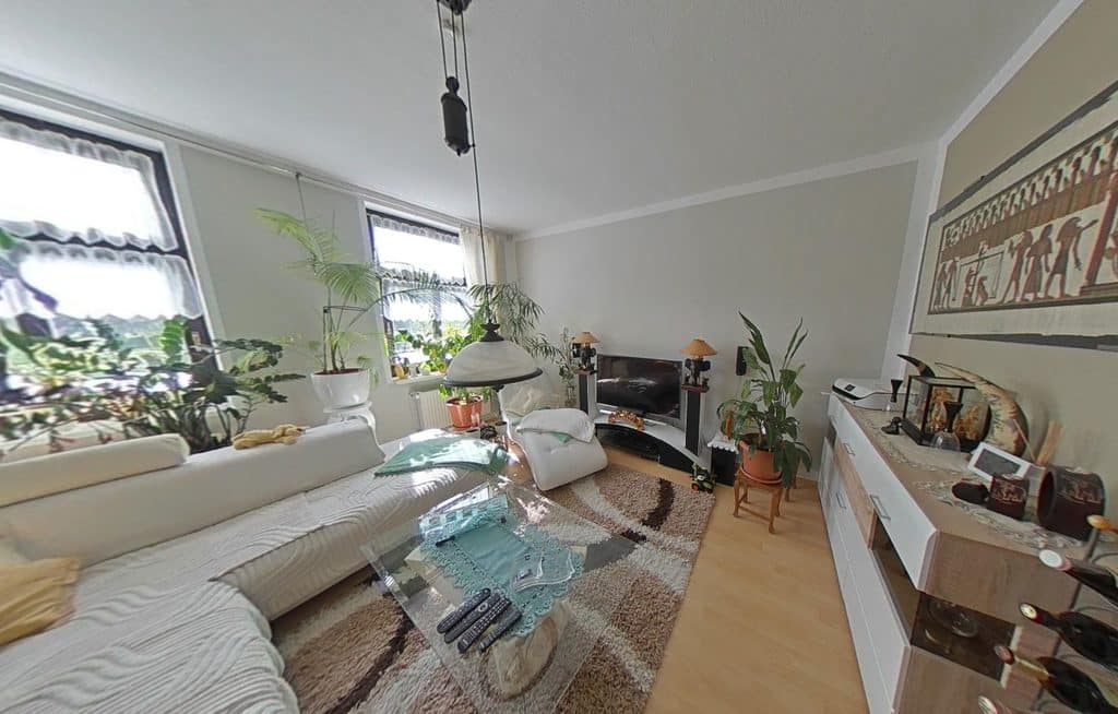 Wohnzimmer einer 2-Zimmer-Dachgeschosswohnung in Rostock-KTV (18057) – Referenzobjekt 5326.